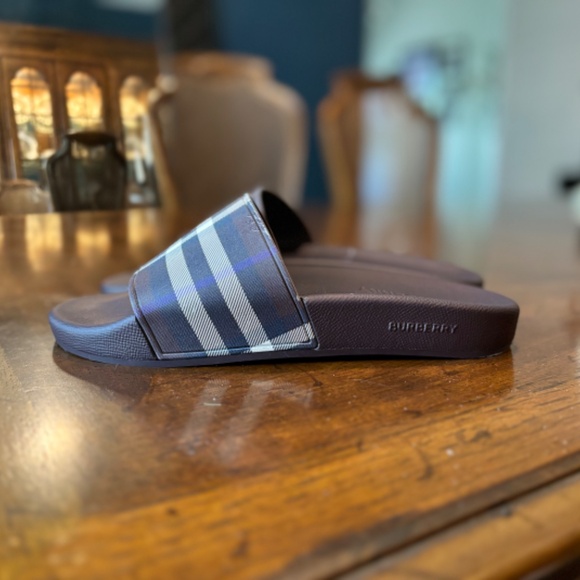 Size 39 Burberry Slides - Picture 2 of 5